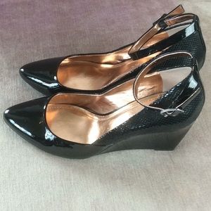 BCBG GENERATION black patent wedges 7.5